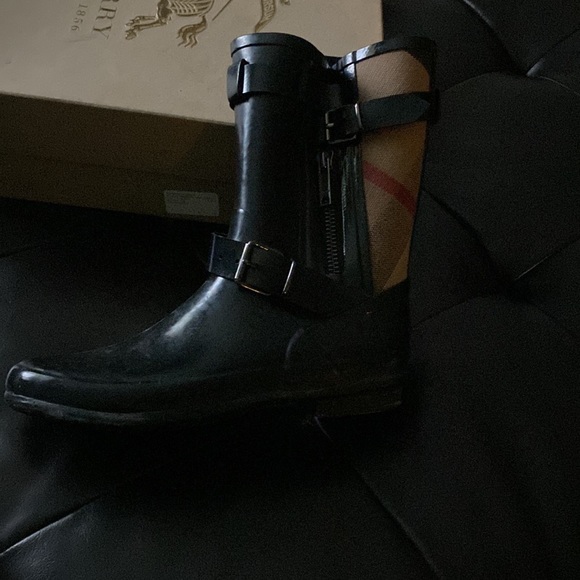 Burberry rain boots lightly used - Picture 3 of 3